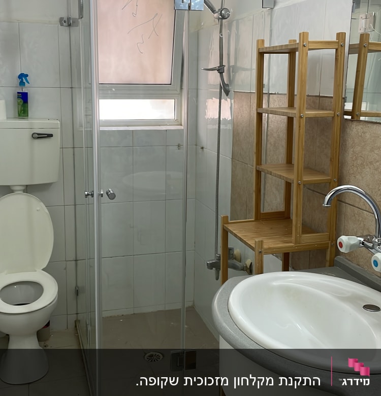 מקלחון זכוכית עם ראש מקלחת מתכת